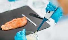 接出产者、监管者取消费者的信赖纽带 